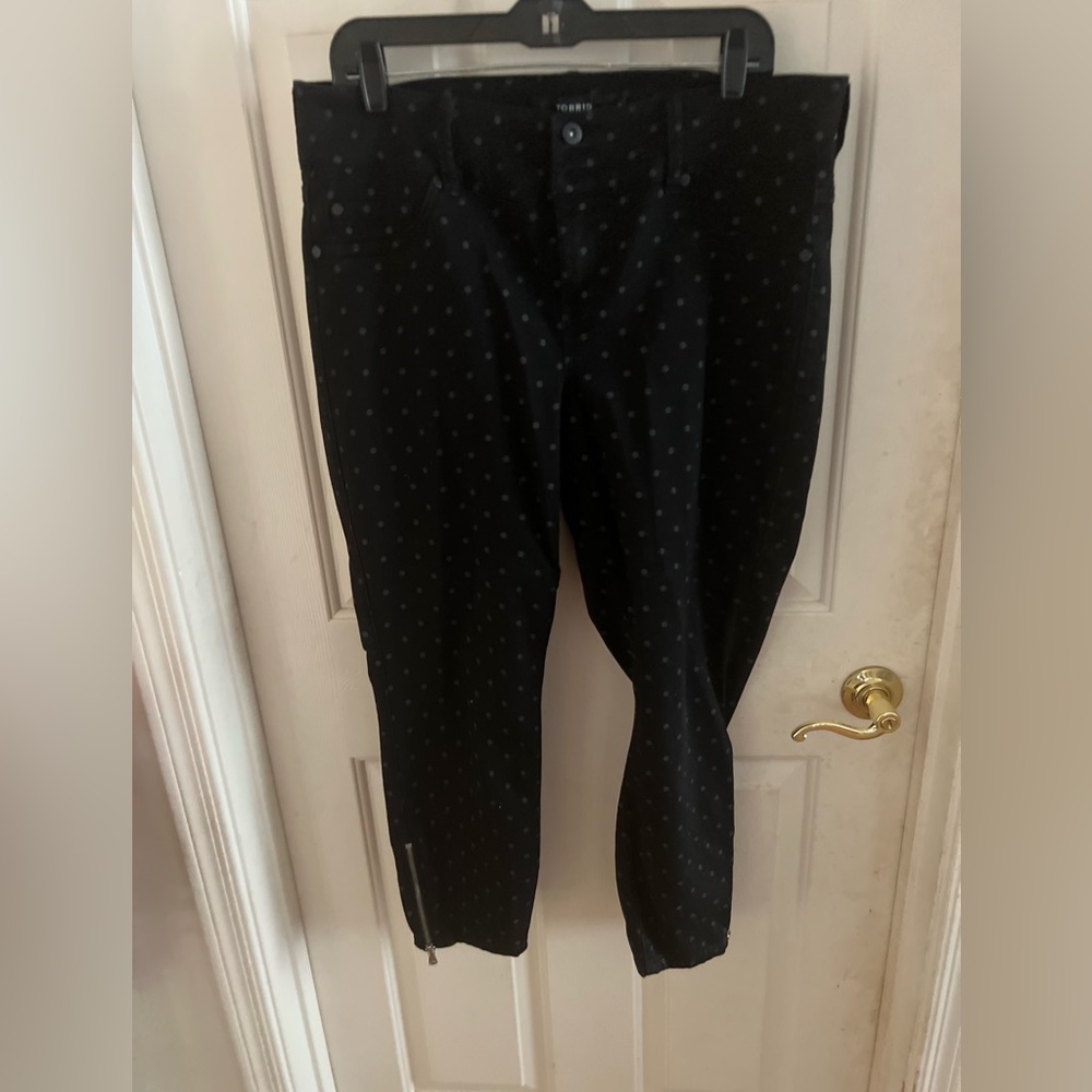 NWOT Torrid Black polka dot crop jeans with side ankle zippers. Size 16